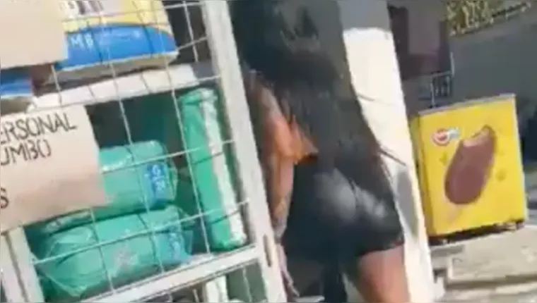 Imagem ilustrativa da notícia Vídeo: esposa faz barraco a amante que enviou nudes a casado