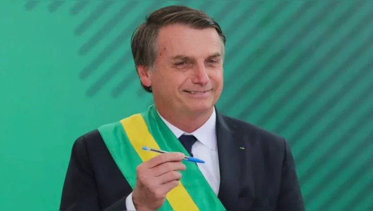 Imagem ilustrativa da notícia Bolsonaro assina MP que impede redes de excluir fake news