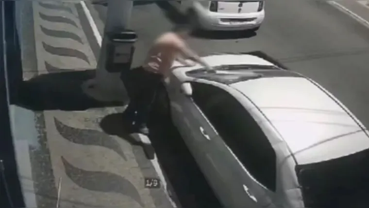 Imagem ilustrativa da notícia Ex ameaça mulher e destrói carro com facão; assista!