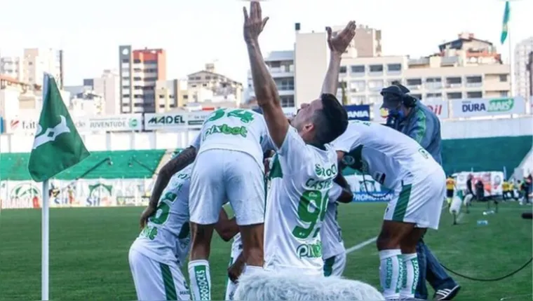 Imagem ilustrativa da notícia Juventude faz 3 a 0 com bolas paradas; Santos amplia crise