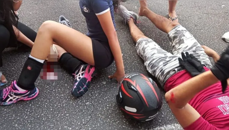 Imagem ilustrativa da notícia Carro avança sinal vermelho e atinge casal em motocicleta