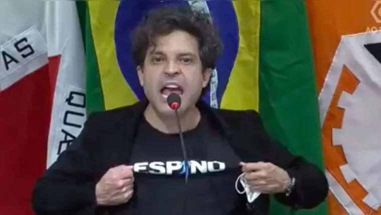 Imagem ilustrativa da notícia Vídeo: vereador do PSL se exalta durante discurso e desmaia