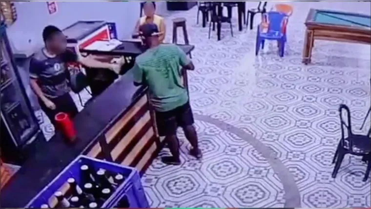 Imagem ilustrativa da notícia Vídeo: homem armado invade e assalta arena no Marajó
