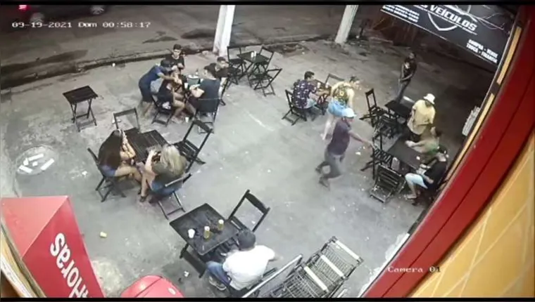 Imagem ilustrativa da notícia Assaltantes fazem arrastão em loja de conveniência em Belém