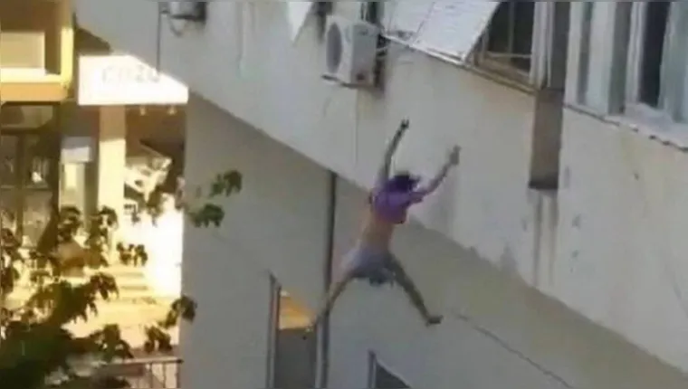 Imagem ilustrativa da notícia Vídeo: jovem se joga de prédio para fugir de traficantes