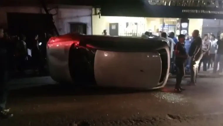 Imagem ilustrativa da notícia Vídeo: carro atinge bar com clientes em Ananindeua