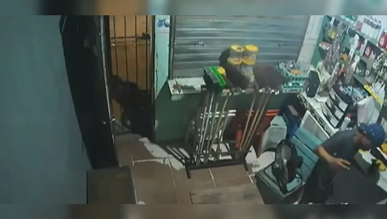 Imagem ilustrativa da notícia Vídeo:
dupla arromba taberna e furta objetos
