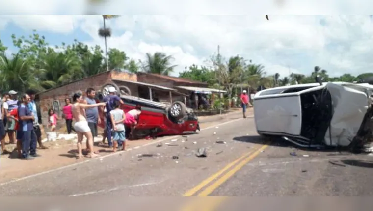 Imagem ilustrativa da notícia Vídeo: carros capotam após acidente em estrada paraense