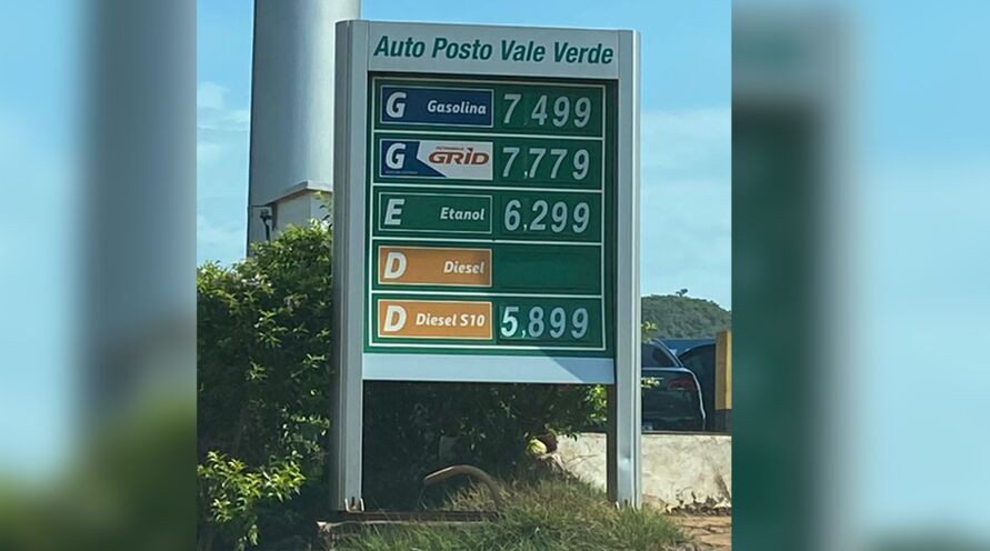 . A variação de preços no centro da cidade, para a gasolina comum, não ultrapassam os centavos, como R$7,35 a R$7,48.