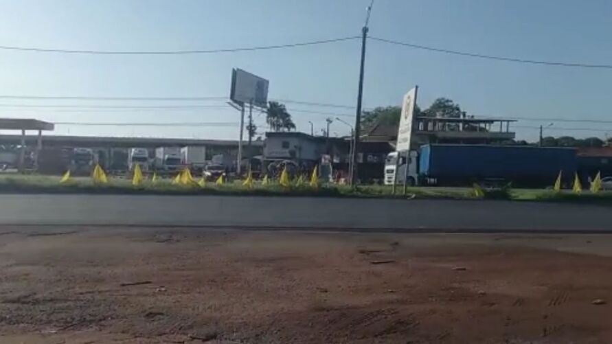 Na maior parte das estradas afetadas, os caminhoneiros restringem apenas a passagem de veículos de carga. Na maior parte das estradas afetadas, os caminhoneiros restringem apenas a passagem de veículos de carga.