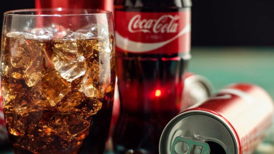 Imagem ilustrativa da notícia: Homem de 22 anos morre após beber Coca-Cola