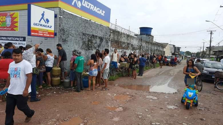 Fila começou a se formar ainda na noite de ontem (1) Fila começou a se formar ainda na noite de ontem (1)