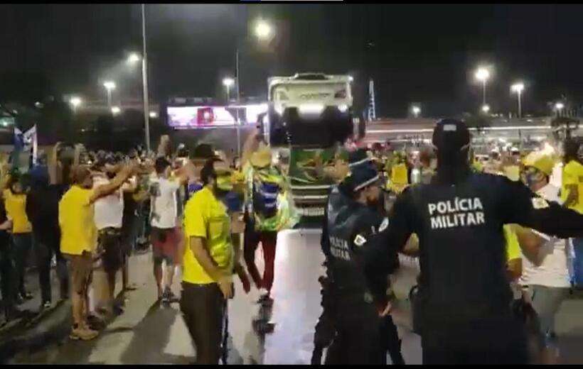 Manifestantes Bolsonaristas invadem a Esplanada dos Ministérios.