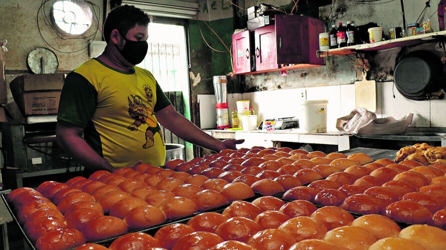 Marcelo segura o preço do pão para não espantar os clientes, enquanto preço do trigo aumenta