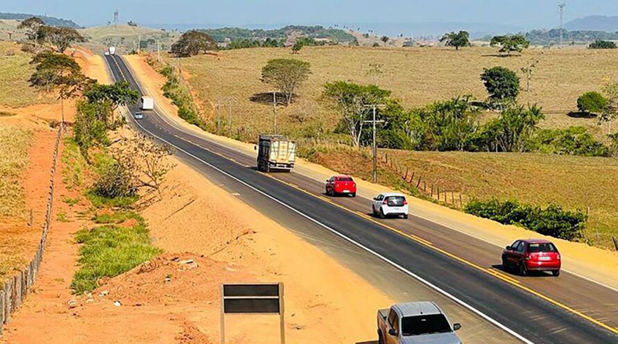Ao todo estão sendo construídos e pavimentados, com implantação de acostamento, 60 quilômetros da rodovia PA-275, no trecho entre Curionópolis e Parauapebas