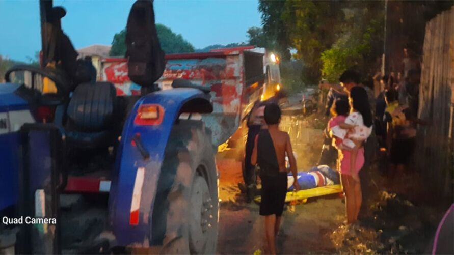 Funcionário que fazia coleta de lixo foi atropelado por trator. Vítima teve apenas escoriações. 