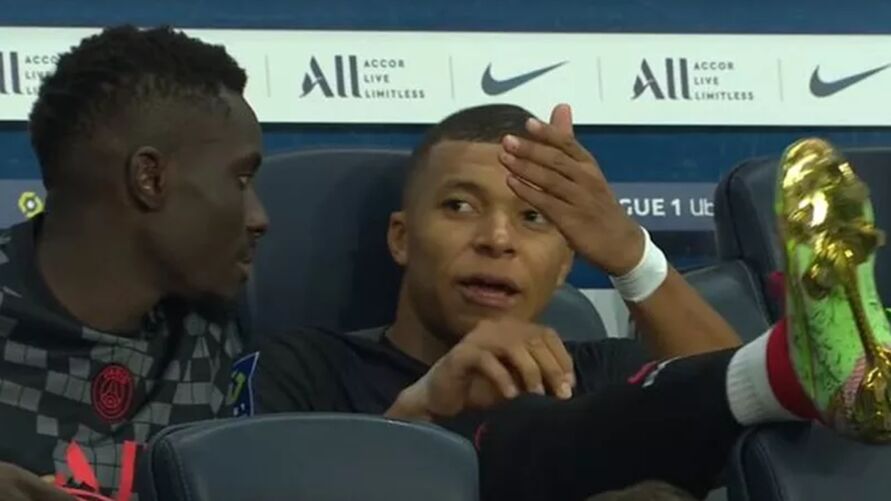 Logo após gol de Draxler, Mbappé reclama para Gueye no banco, se referindo a Neymar, segundo a "Canal+": "Quando sou ele, ele não passa a bola"