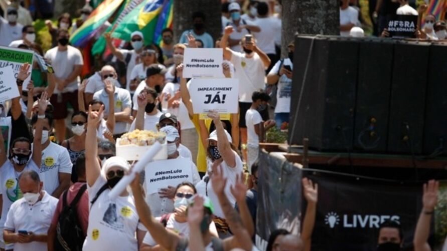 Os manifestantes levantam placas pedindo Sergio Moro para presidente