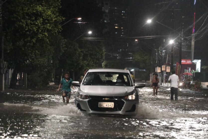 
        
        
             Fotos: Belém tem pontos de alagamentos com forte chuva
        
    