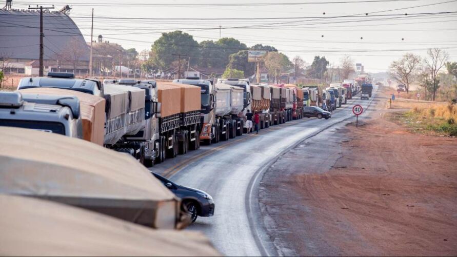 Imagem ilustrativa da notícia Brasil: caminhoneiros interditam rodovias em 15 estados