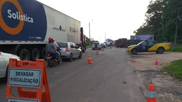 Carreta tombou próximo ao km 15