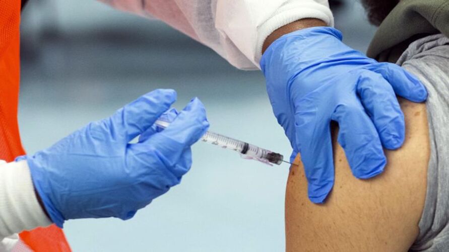 Imagem ilustrativa da notícia Homem usa braço de silicone para não se vacinar contra covid