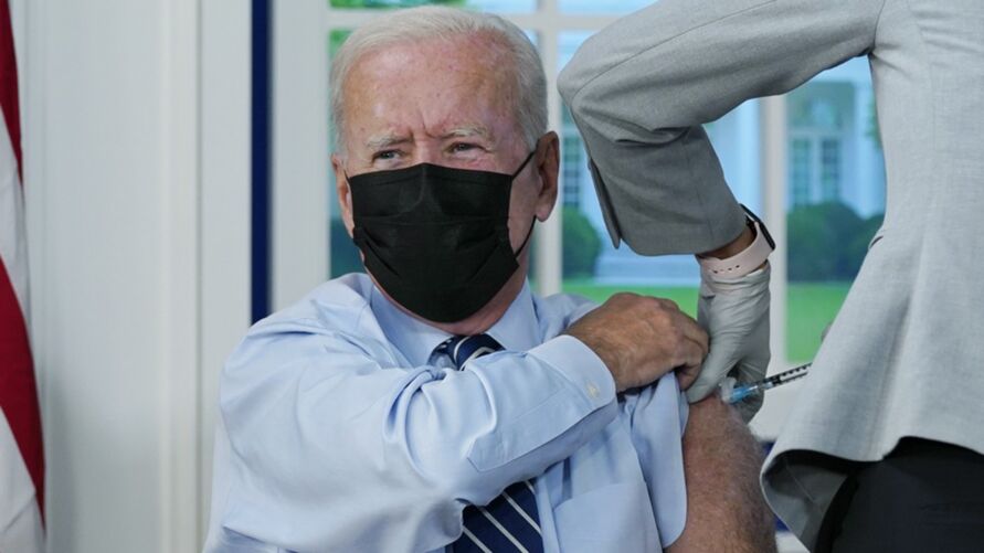 Presidente dos EUA, Joe Biden sendo imunizado contra a Covid-19.