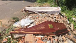 Caixão vazio é abandonado em terreno baldio de Aparecida de Goiânia 