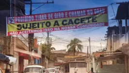 Aviso deixado pelos traficantes na frente da Vila Menck, em Osasco (SP).