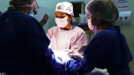 Na Santa Casa, médicos em ação no mutirão cirúrgico inédito no Brasil, em benefício de crianças com graves deformidades nas mãos