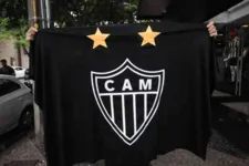 Torcedora exibe bandeira do Atlético já com duas estrelas em comemoração pelo bicampeonato brasileiro.