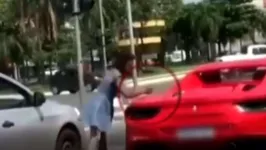 Imagem ilustrativa da notícia Vídeo: pedinte ataca Ferrari com faca por não receber esmola