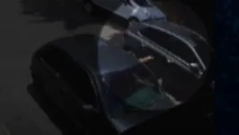 Os assassinos emparelham e de dentro do carro efetuam vários disparos.