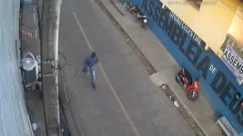 Imagem ilustrativa da notícia Vídeo: encapuzado persegue e tenta matar homem em Belém