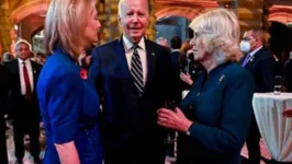 Biden soltando um “longo flato” quando conversava com a esposa do  do príncipe Charles.