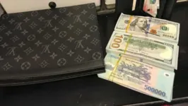A carteira continha mais de US$ 7.000 em dinheiro e o número de telefone do proprietário.