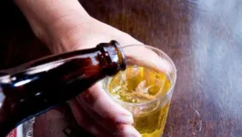 Imagem ilustrativa da notícia Amigos confundem veneno para formiga com cerveja e morrem