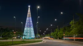 Grande e linda árvore de Natal está montada na entrada da Marabá Pioneira