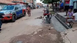 O rapaz que estava jogando no bilharito avistou a dupla de suspeitos e tentou fugir, mas foi alcançado e baleado no meio da rua