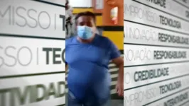 Homem chegou a agredir um enfermeiro durante vacinação em um shopping em Belém. 
