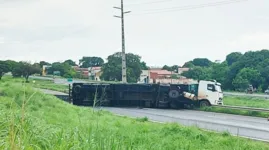 Com o tombamento a carroceria ficou atravessada na pista impedindo a passagem dos veículos