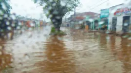 Nesta segunda-feira (13) o Inmet divulgou um alerta informando que haverá chuva entre 20 e 30mm/h ou até 50mm/dia, com ventos intensos (40-60 km/h). 