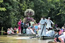 A procissão fluvial costuma atrair cerca de 10 mil devotos.
