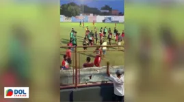 Pelas imagens gravadas pelo telefone celular de um dos torcedores, é possível ver o momento da invasão do campo pelos jogadores 