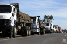 Imagem ilustrativa da notícia Caminhoneiros não podem mais fechar rodovias, diz Justiça