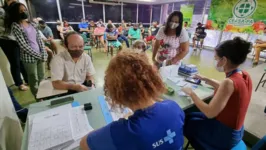 Pessoas de outros bairros que estavam no local também receberam o imunizante