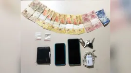 Em poder dos acusados os policiais encontraram  a quantia de R$ 282,00, dinheiro que a polícia acredita que seja produto da venda de drogas