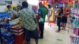 Paciência tem sido a norma para enfrentar a fila para comprar os remédios