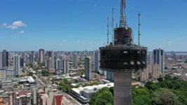 Torre da RBA: símbolo arquitetônico imponente da emissora do coração da Amazônia. 