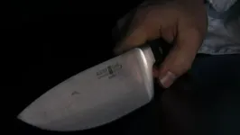 De acordo com a vítima, o pai não concordou com seu estilo musical e o teria agredido com uma faca no braço.